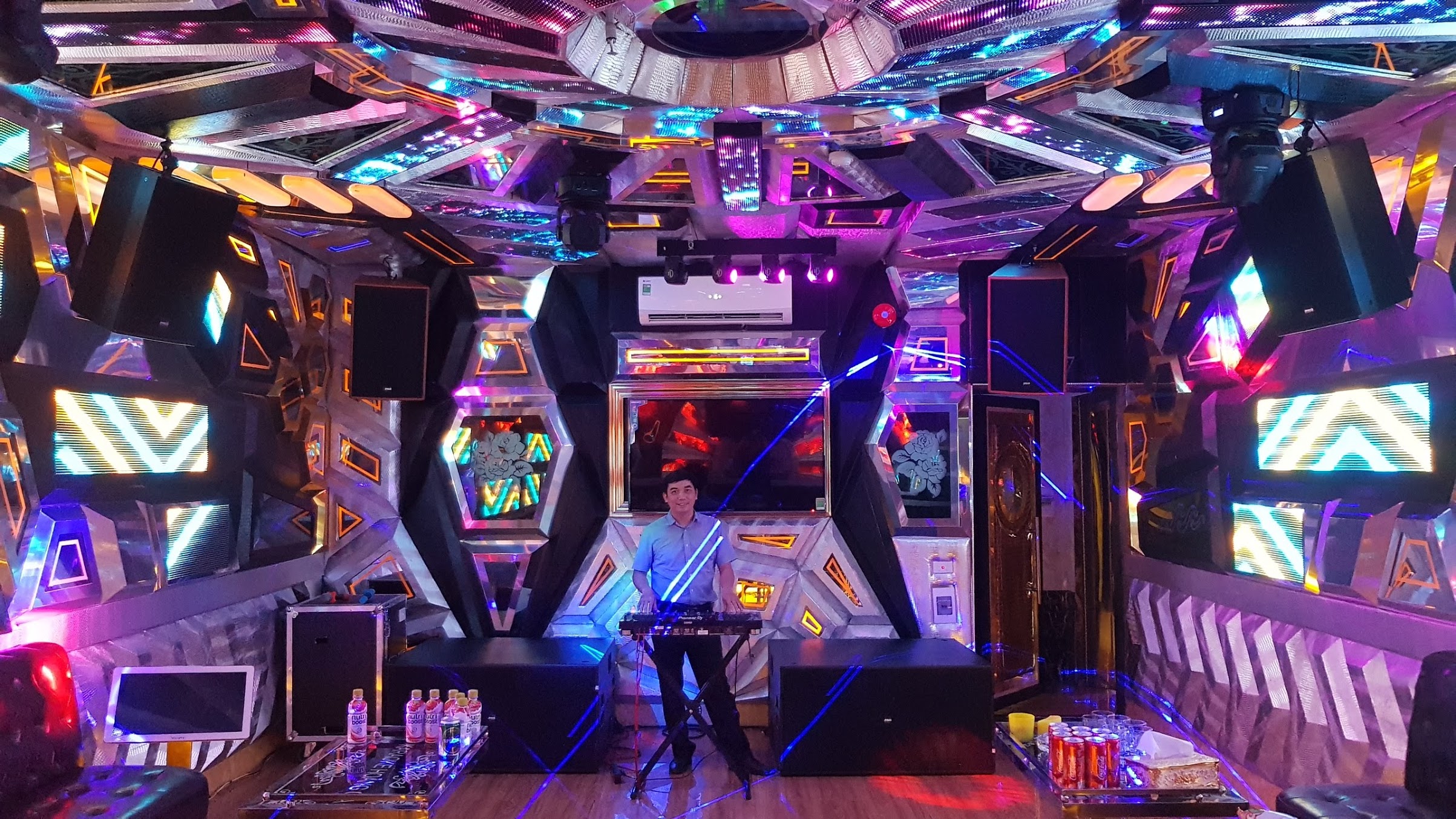 bàn DJ karaoke hoàng gia